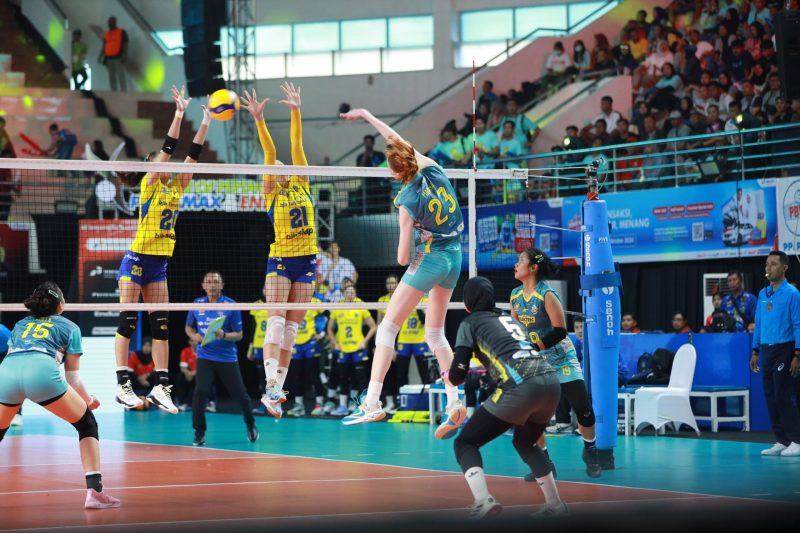 Pemain Jakarta Electric PLN Marina Markova melakukan smash keras saat melawan Bandung BJB Tandamata pada lanjutan pertandingan PLN Mobile Proliga pada Sabtu (15/06) di GOR Ken Arok, Malang, Jawa Timur.