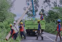 Ilustrasi petugas PLN saat melakukan pekerjaan pemasangan tiang listrik di Desa Ngancar, Nusa Tenggara Timur. Dengan adanya pendanaan ini akan digunakan untuk melanjutkan pembangunan di wilayah-wilayah yang belum terlistriki.