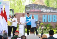 Peresmian groundbreaking pembangunan PLN Hub di Pusat Ibu Kota Negara (IKN) Nusantara yang dilakukan oleh Presiden Republik Indonesia Joko Widodo (tengah), Menteri Sekretaris Negara Praktikno (paling kanan), Menteri Pekerjaan Umum dan Perumahan Rakyat Basuki Hadimuljono (paling kiri), Direktur Utama PLN Darmawan Prasodjo (kedua dari kanan) dan Pj Gubernur Kalimantan Timur Akmal Malik (kedua dari kiri) pada Rabu (5/6).