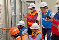 Petugas PLN sedang melakukan setting relay di Gardu Induk 150 KV Bungah yang berada di Kawasan Ekonomi Khusus (KEK) JIIPE Gresik.