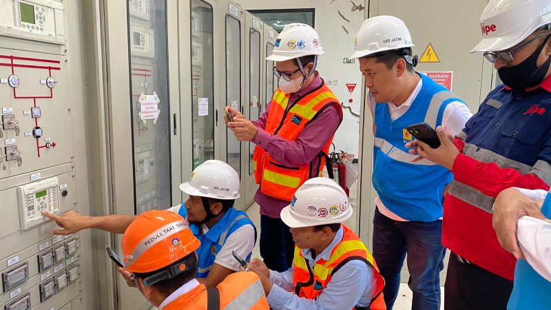 Petugas PLN sedang melakukan setting relay di Gardu Induk 150 KV Bungah yang berada di Kawasan Ekonomi Khusus (KEK) JIIPE Gresik.