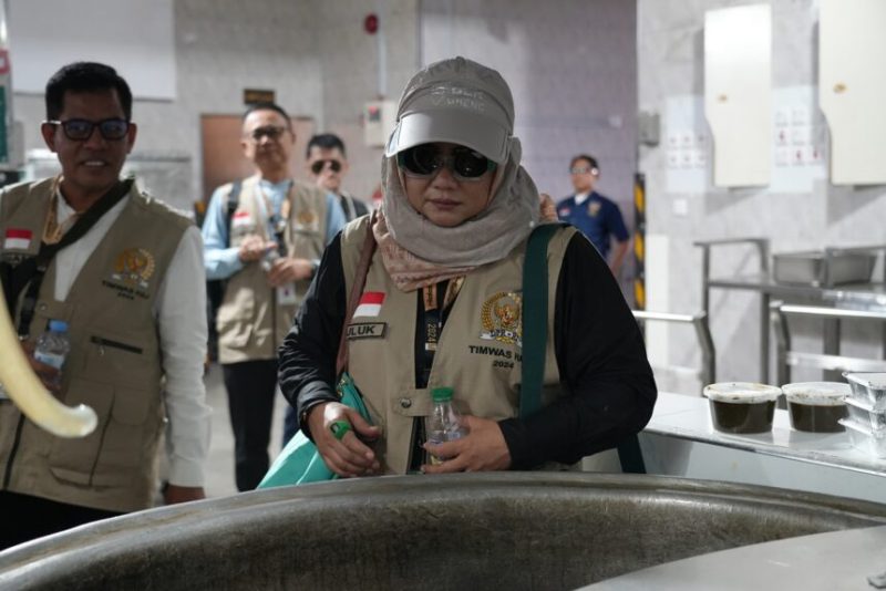 Anggota Timwas Haji DPR, Luluk Nur Hamidah, saat mengecek bahan makanan untuk jemaah haji Indonesia di Madinah, Sabtu (8/6/2024). Foto: Istimewa
