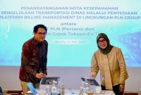 Penandatangan MoU antara PT PLN (Persero) dan PT GoTo Gojek Tokopedia Tbk. terkait Pengelolaan Transportasi Dinas Melalui Penyediaan Platform Billing Management di Lingkungan PLN Group yang dilakukan oleh Executive Vice President Umum dan Aset Properti PLN, Arsyadany Ghana Akmalaputri (kanan) dengan Chief Public Policy and Government Relations GoTo, Ade Mulya (kiri) di Kantor Pusat PLN, Jakarta, Kamis (30/05).