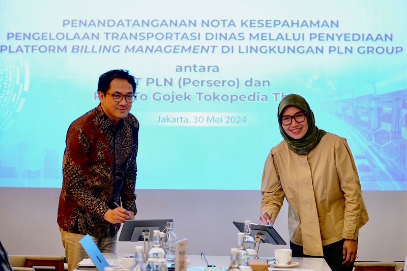 Penandatangan MoU antara PT PLN (Persero) dan PT GoTo Gojek Tokopedia Tbk. terkait Pengelolaan Transportasi Dinas Melalui Penyediaan Platform Billing Management di Lingkungan PLN Group yang dilakukan oleh Executive Vice President Umum dan Aset Properti PLN, Arsyadany Ghana Akmalaputri (kanan) dengan Chief Public Policy and Government Relations GoTo, Ade Mulya (kiri) di Kantor Pusat PLN, Jakarta, Kamis (30/05).