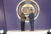 PLN meraih penghargaan Sapphire untuk kategori Best Enterprise in Regulatory Compliance. Penghargaan diserahkan kepada Direktur Manajemen Risiko PLN, Suroso Isnandar (kiri) oleh Chief Content Officer Hukumonline, Robert Sidauruk (kanan).