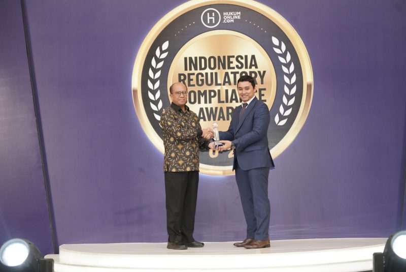 PLN meraih penghargaan Sapphire untuk kategori Best Enterprise in Regulatory Compliance. Penghargaan diserahkan kepada Direktur Manajemen Risiko PLN, Suroso Isnandar (kiri) oleh Chief Content Officer Hukumonline, Robert Sidauruk (kanan).