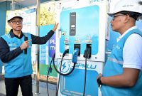 Direktur Utama PLN, Darmawan Prasodjo (kiri) melakukan peninjauan SPKLU di tol trans Jawa.