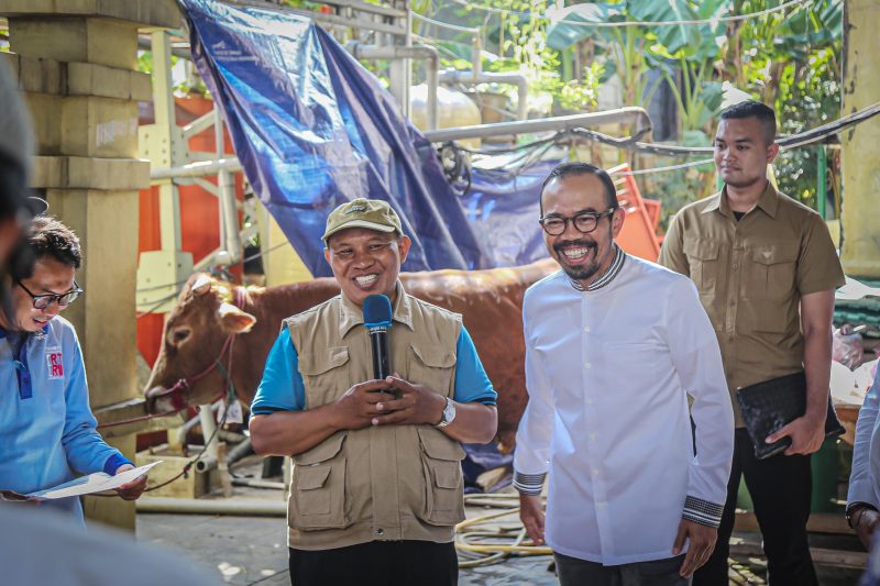 Keterangan Foto : Direktur Utama Pertamina Patra Niaga, Riva Siahaan saat penyerahan hewan qurban di Jakarta, Senin (17/6).