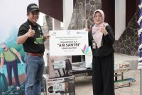 Penyerahan bantuan peralatan peningkatan produksi kepada kelompok Usaha Mikro Kecil di kawasan wisata Air Santri Murung Kenanga, Kabupaten Banjar oleh General Manager PLN UID Kalselteng Muhammad Joharifin (kiri) kepada Staf Ahli Bidang Pemerintahan, Hukum dan Politik Kabupaten Banjar Kencana Wati (kanan).