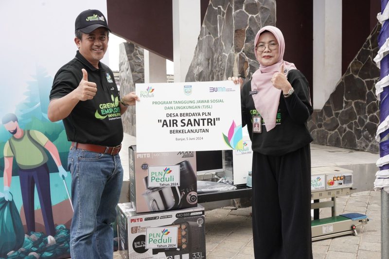 Penyerahan bantuan peralatan peningkatan produksi kepada kelompok Usaha Mikro Kecil di kawasan wisata Air Santri Murung Kenanga, Kabupaten Banjar oleh General Manager PLN UID Kalselteng Muhammad Joharifin (kiri) kepada Staf Ahli Bidang Pemerintahan, Hukum dan Politik Kabupaten Banjar Kencana Wati (kanan).