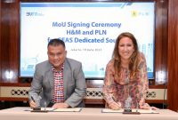 Penandatanganan nota kesepahaman Green Energy As Services (GEAS) antara PLN dengan H&M yang dilakukan oleh EVP Penjualan dan Pelayanan Pelanggan Enterprise PLN, Nayusrizal (kiri) dan Regional Country Manager of China and South East Asia H&M Jessica Wilhelmsson (kanan).