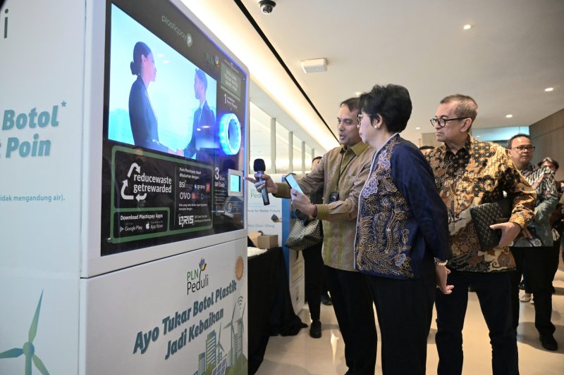 Direktur Jenderal Pengelolaan Limbah, Sampah, dan Bahan Beracun Berbahaya Kementerian Lingkungan Hidup dan Kehutanan Rosa Vivien Ratnawati (kedua dari kiri) bersama Executive Vice President Komunikasi Korporat dan TJSL PLN Gregorius Adi Trianto (kiri) dan Penasihat Senior KLHK Agus Pambagio (kanan) saat mencoba mengumpulkan sampah botol plastik pada Reverse Vending Machine (RVM) yang berada di Kantor Pusat PLN, Jakarta, Selasa (25/6).