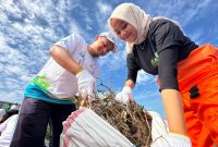 Pegawai PLN Unit Induk Wilayah NTB bersama Komunitas Peduli Lingkungan mengikuti kegiatan Green Employee Involvement pada Rabu (5/6) di Pantai Tanjung Karang, Kota Mataram, NTB.