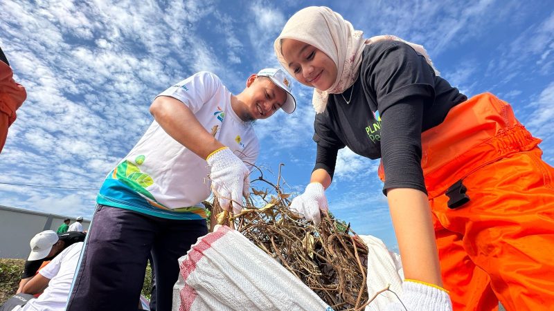 Pegawai PLN Unit Induk Wilayah NTB bersama Komunitas Peduli Lingkungan mengikuti kegiatan Green Employee Involvement pada Rabu (5/6) di Pantai Tanjung Karang, Kota Mataram, NTB.