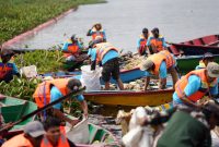 Relawan yang tergabung atas Pegawai PLN, masyarakat dan para pemangku kepentingan lainnya berkolaborasi dalam membersihkan Waduk Saguling di Kabupaten Bandung Barat, Jawa Barat, Senin (3/6).