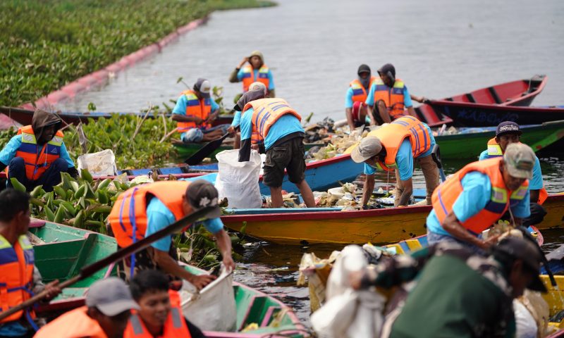Relawan yang tergabung atas Pegawai PLN, masyarakat dan para pemangku kepentingan lainnya berkolaborasi dalam membersihkan Waduk Saguling di Kabupaten Bandung Barat, Jawa Barat, Senin (3/6).