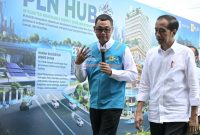 Presiden Republik Indonesia, Joko Widodo (kanan) ketika mendengar pemaparan dari Direktur Utama PLN, Darmawan Prasodjo (kiri) tentang pembangunan Integrated Renewable Energy Zone pertama dan terbesar di Tanah Air atau PLN Hub di pusat Ibu Kota Negara (IKN) Nusantara pada Rabu (5/6).