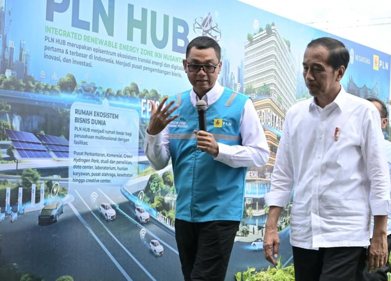 Presiden Republik Indonesia, Joko Widodo (kanan) ketika mendengar pemaparan dari Direktur Utama PLN, Darmawan Prasodjo (kiri) tentang pembangunan Integrated Renewable Energy Zone pertama dan terbesar di Tanah Air atau PLN Hub di pusat Ibu Kota Negara (IKN) Nusantara pada Rabu (5/6).