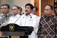 Menkominfo Budi Arie Setiadi saat mendampingi Menkopolhukam Hadi Tjahjanto dalam Konferensi Pers usai Rapat Satuan Tugas Pemberantasan Perjudian Daring di Kantor Kemenko Polhulam, Jakarta Pusat, Rabu (19/06/2024). - (DRA)