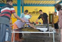 Pengelola Batik Ciprat, Yoyok Ernowo (ketiga dari kanan) bersama para pekerja difabel melakukan serangkaian proses produksi batik dengan metode splatter.