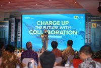 Direktur Retail dan Niaga PLN Edi Srimulyanti saat menyampaikan sambutannya pada acara penandatanganan Memorandum of Understanding (MoU) dan Perjanjian Kerja Sama (PKS) dengan 28 mitra badan usaha terkait pengembangan dan penyediaan charging di PLN Unit Induk Distribusi Jakarta Raya (UID Jaya) pada Rabu, (03/07).