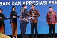 Menteri Koordinator Bidang Perekonomian, Airlangga Hartarto (tengah) memberikan penghargaan proyek strategis nasional kepada Direktur Utama PLN, Darmawan Prasodjo (kedua dari kanan) mewakili 18 perusahaan BUMN.