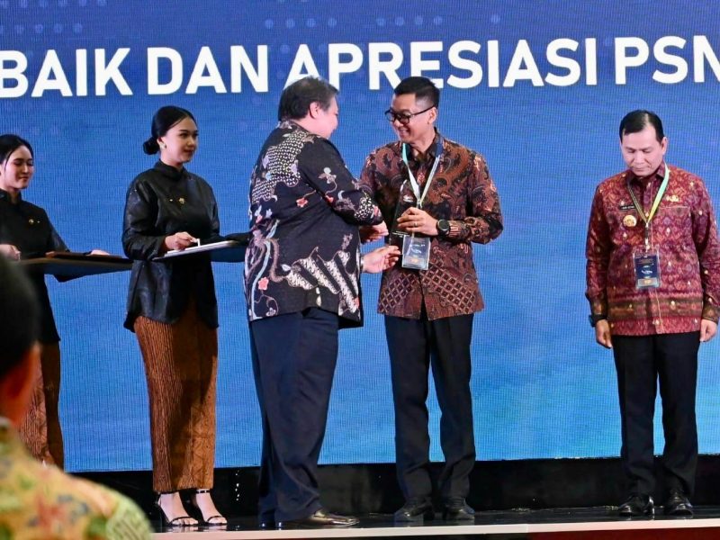 Menteri Koordinator Bidang Perekonomian, Airlangga Hartarto (tengah) memberikan penghargaan proyek strategis nasional kepada Direktur Utama PLN, Darmawan Prasodjo (kedua dari kanan) mewakili 18 perusahaan BUMN.