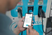 Ilustrasi penggunaan fitur  Electric Vehicle pada aplikasi PLN Mobile untuk mencari dan melakukan pengisian di Stasiun Pengisian Kendaraan Listrik Umum (SPKLU).