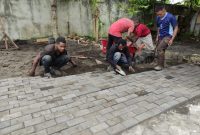 Pemanfaatan paving block yang menggunakan material campuran FABA pada jalan di Perumahan Puri Waena Lestari, Kota Jayapura, Papua.