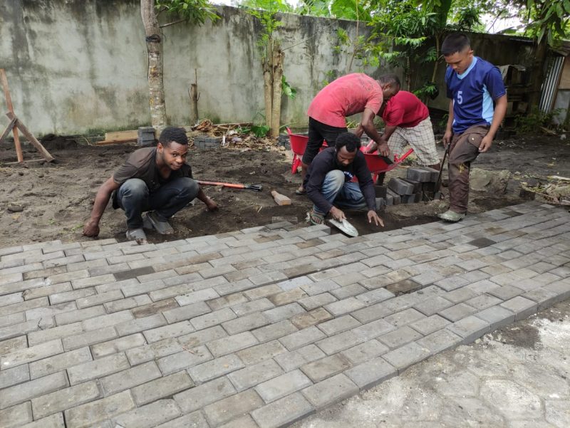 Pemanfaatan paving block yang menggunakan material campuran FABA pada jalan di Perumahan Puri Waena Lestari, Kota Jayapura, Papua.