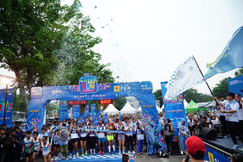 Penjabat (Pj) Gubernur Jawa Timur Adhy Karyono melakukan flag off, melepas peserta PLN Mobile Color Run 2024 di Lapangan Parkir Timur Plaza Surabaya, Minggu (30/06).