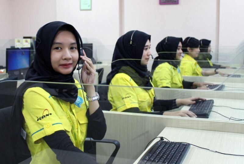 Petugas Contact Center PLN selalu siap membantu seluruh kebutuhan pelanggan dengan pelayanan terbaik.