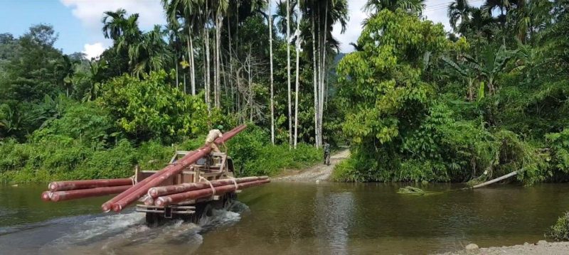 Petugas PLN membawa material pendukung kelistrikan menembus sungai ke Desa Gunung Menasaha, Kecamatan Setia Bakti, Kabupaten Aceh Jaya, Provinsi Aceh yang jaraknya kurang lebih 200 kilometer dari Banda Aceh.