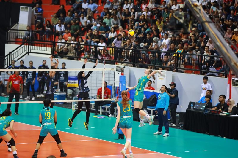 Pemain Jakarta Electric PLN Katerina Zhidkova saat melakukan smash keras saat menghadapi Jakarta Pertamina Enduro pada babak final four PLN Mobile Proliga di GOR Bung Tomo, Surabaya, Jawa Timur pada Sabtu (6/7).