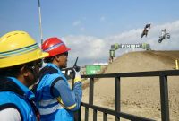 Petugas PLN siaga mengamankan kelistrikan untuk gelaran MXGP Seri 2 di Sirkuit Selaparang, Mataram.