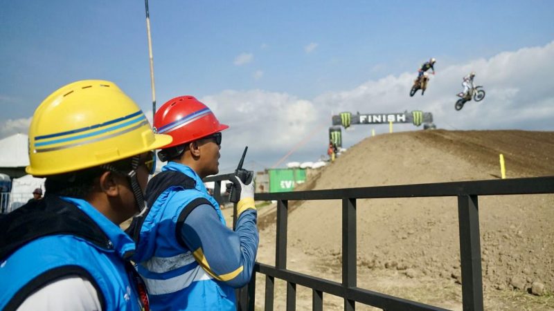 Petugas PLN siaga mengamankan kelistrikan untuk gelaran MXGP Seri 2 di Sirkuit Selaparang, Mataram.