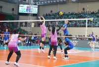 Pemain Jakarta Electric PLN, Nurlaili saat melakukan smash keras saat menghadapi Jakarta Popsivo Polwan pada putaran kedua PLN Mobile Proliga 2024 di GOR Jatidiri, Semarang, Kamis (11/7).