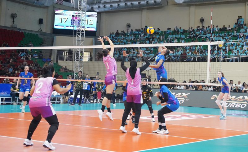 Pemain Jakarta Electric PLN, Nurlaili saat melakukan smash keras saat menghadapi Jakarta Popsivo Polwan pada putaran kedua PLN Mobile Proliga 2024 di GOR Jatidiri, Semarang, Kamis (11/7).