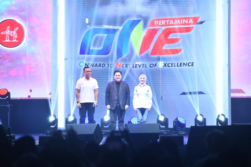 Keterangan Foto 1: JAKARTA - Menteri BUMN Erick Thohir, Komisaris Utama Pertamina Simon Aloysius Mantiri dan Direktur Utama Pertamina Nicke Widyawati berfoto bersama pada acara Perayaan 4 Tahun Pertamina AKHLAK Fest 2024 di Istora Senayan, Selasa (9/7/2024).
