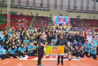 Sekretaris Perusahaan PLN, Alois Wisnuhardana (kiri) selaku Pengarah Jakarta Electric PLN menerima hadiah juara putaran kedua babak final four PLN Mobile Proliga 2024 dari Wakil Ketua Umum PP PBVSI Irjen Pol (P) Drs. Djoko Sardono (kanan) di GOR Jatidiri, Semarang, Jawa Tengah pada Sabtu (13/7).