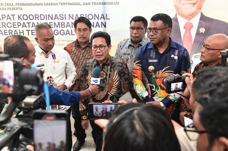 Menteri Desa, PDT, dan Transmigrasi Abdul Halim Iskandar membuka Rakornas Percepatan Pembangunan Daerah Tertinggal di Kantor Bupati Jayawijaya, Wamena, Papua Pegunungan, Rabu (17/7/2024). Rakornas ini bertema 