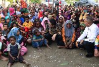 Menteri Desa, Pembangunan Daerah Tertinggal, dan Transmigrasi Abdul Halim Iskandar mengikuti ritual bakar batu bersama warga Distrik Walesi, Papua Pegunungan, Rabu (17/7/2024). 
Foto: Wening/Kemendes PDTT