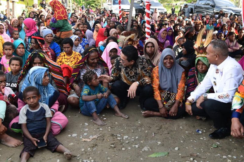 Menteri Desa, Pembangunan Daerah Tertinggal, dan Transmigrasi Abdul Halim Iskandar mengikuti ritual bakar batu bersama warga Distrik Walesi, Papua Pegunungan, Rabu (17/7/2024). 
Foto: Wening/Kemendes PDTT