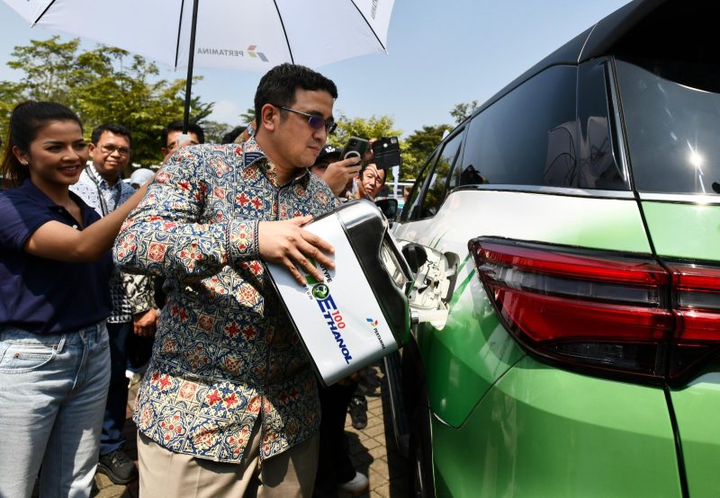 Keterangan Foto 4: SVP Research & Technology Innovation Pertamina Oki Muraza melakukan pengisian secara simbolis bahan bakar Bioethanol pada acara Pengisian Perdana Bioethanol Sorgum Pertamina & Toyota yang diselenggarakan di ICE BSD, Tangerang pada Rabu (24/7/2024).
