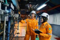 Pegawai PLN Nusantara Power saat melakukan patroli untuk memonitor kondisi operasional Pembangkit Listrik Tenaga Gas Uap (PLTGU) Muara Karang.