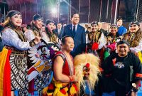 Presiden Republik Indonesia terpilih Prabowo Subianto (tengah) saat menemui para seniman Reog Ponorogo dalam acara exhibition pencak silat sebagai rangkaian kegiatan pra Olimpiade Paris 2024.