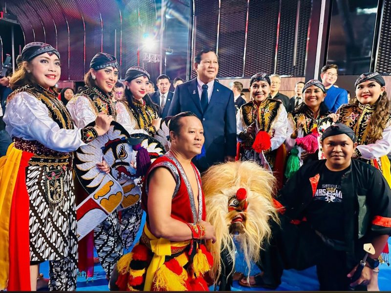 Presiden Republik Indonesia terpilih Prabowo Subianto (tengah) saat menemui para seniman Reog Ponorogo dalam acara exhibition pencak silat sebagai rangkaian kegiatan pra Olimpiade Paris 2024.