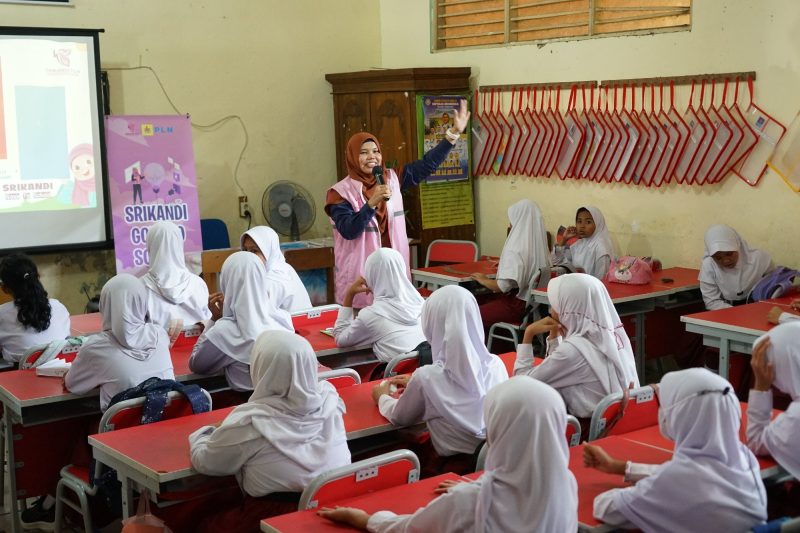 Suasana ketika Srikandi PLN Unit Induk Transmisi Jawa Bagian Barat (UIT JBB) melakukan tanya jawab dengan siswa Sekolah Dasar Negeri (SDN) Limo 2 Kota Depok, Jawa Barat.