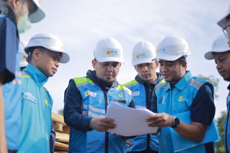 Direktur Utama PLN Icon Plus, Ari Rahmat Indra Cahyadi memantau langsung gelaran Kabel Fiber Optik di Ibu Kota Nusantara (IKN), Kalimantan Timur.