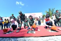 Keterangan Foto 1 : KUPANG – Kepala Staf Angkatan Darat Jenderal TNI Maruli Simanjuntak (tengah), Direktur Utama Pertamina Nicke Widyawati (kiri) dan Komisaris Utama Pertamina Simon Aloysius Mantiri (kanan) meletakkan batu pertama untuk Pembangunan Rumah Layak Huni di Desa Manusak Kupang Timur, Selasa (30/7).
